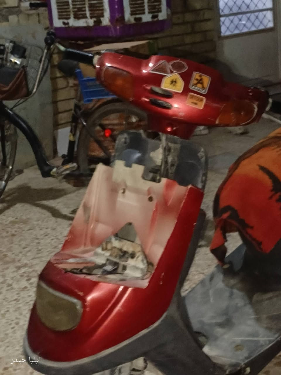 بطه منغولي 
محرك نضيف
 شاصي نضيف
 
دراجه خير من الله 
بيع او مراوس 
سعر 150
مكان كربلاء الامن الداخلي 

***********

نص مكتوب في الصور:
- ایلیا حیدر
- ايليا حيدر