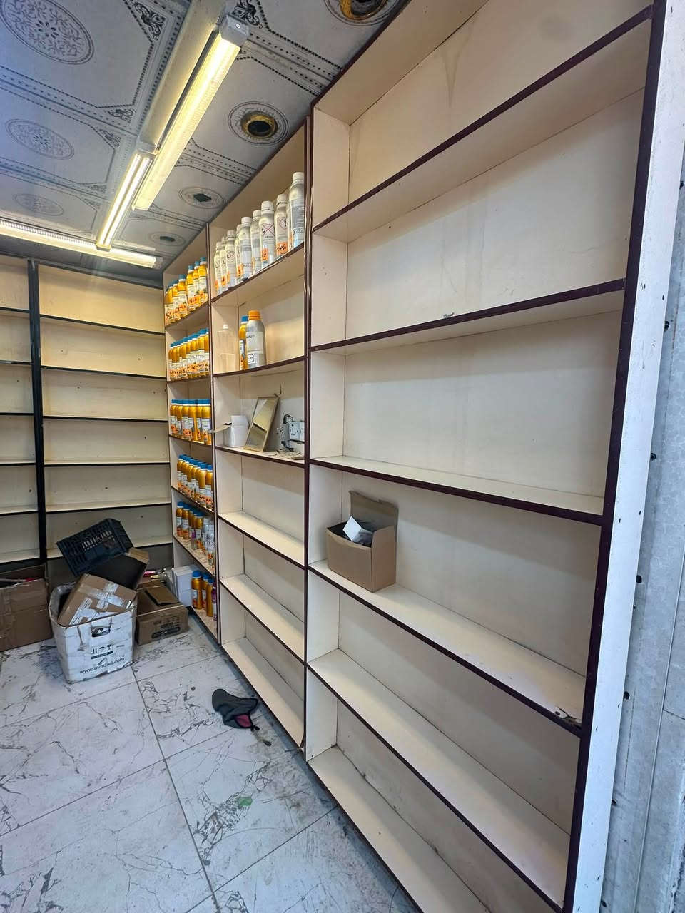 السلام عليكم 
رفوف MDF عدد 8 
طول مترين ونص 
عرض متر 
عمق ٣٠ 
ميز رسبشن كاشير متر و٨٠ كلش نضيف
رفوف جدد لاكن بسبب الشد والفتح شوي تعبن 
ب٤٥٠ وبيهن مجال 
مكانهن بغداد الشعب حي اور 
(بيع سريع لان ماعندي مكان )
 *********** موجود وتساب ماسنجر اتصال
