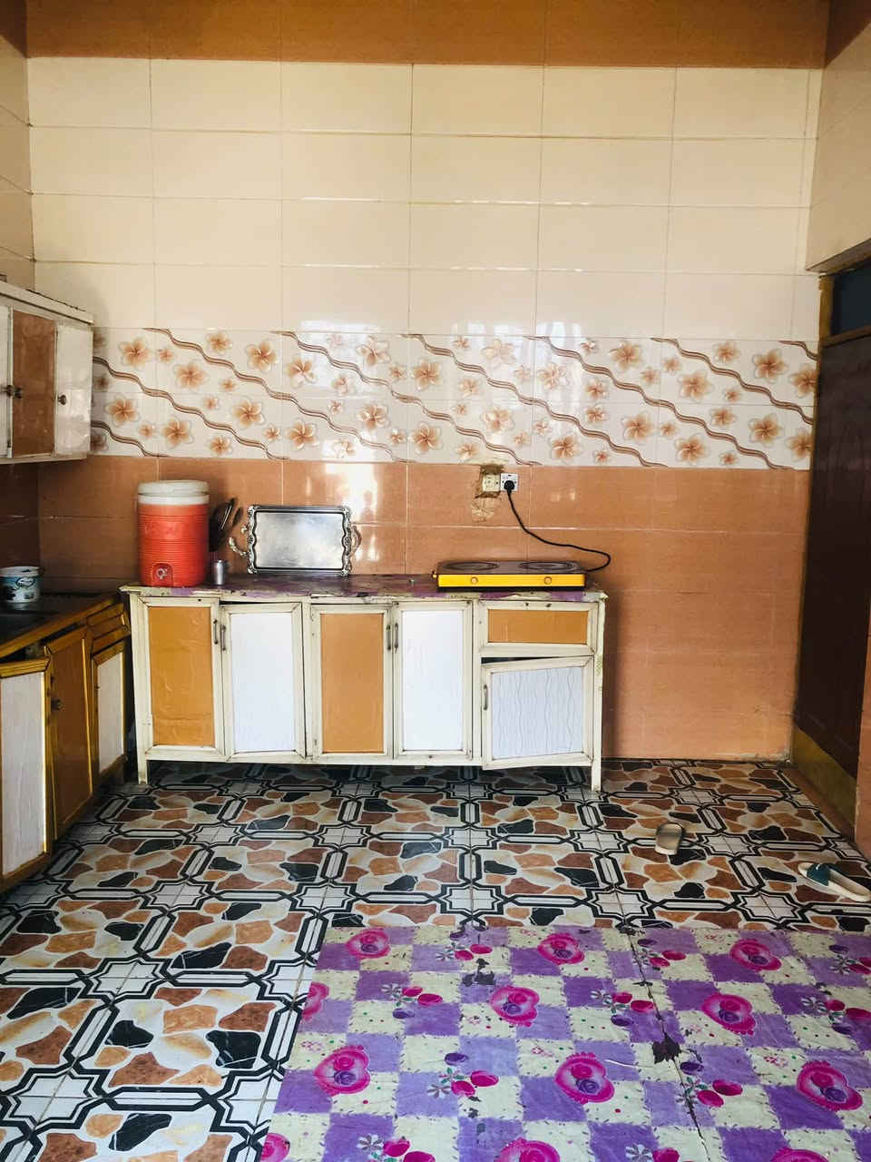 بيت زراعي للبيع طابقين مساحة 350م غرف 4 صالتين وصحيات وديوانية 9م مع وجود محلات عدد2 بداية كاع ال نجي الاستفسار اتصال ع رقم ***********
