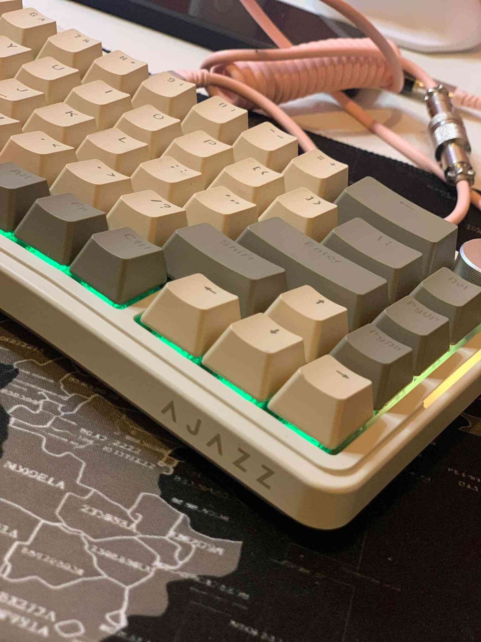 🔥Ajazz aks068🔥
هذا الجمال ب30 الف بس 
ريد اسويتج❤️
Rgb متعدد الانماط
احترافي100%
استجابه كلش راقيه
كيبل تايب سي ملتوي مميز استجابه رهيبه
فوليوم صوت 
قابل لتغيير السويتجات والكي كابس 
السعر30 وتوصيل 5 لجميع المحافظات حياكم الله💐
