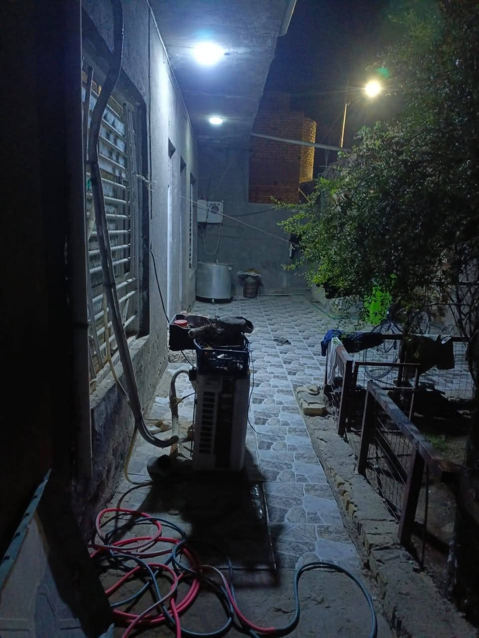السلام عليكم دار سكن للبيع في قضاء الشافعية حي الزهراء ٢٠٠ متر واجه ١٢ ونص نزال ١٦  طابو صرف  يقع على منتزه  بصف الركن يتكون من كراج سيارة وحديقه استقبال ٧متر × ٣ ونص ومطبخ ٥×٣ونص وصاله ٨× ٣  وصحياة داخلية وخارجية مناور جبهتين غرف نوم عدد ٢    ٥× ٣ ونص  مسلح سقف عكاده  بناء  ٢٠٢٠ الاتصال على الرقم ***********
