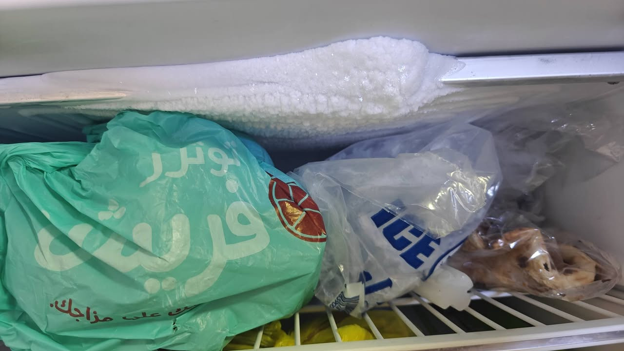 ثلاجة + مجمدة
استخدام قليل 
الثلاجة 14 قدم السعر 400 بي مجال 
المجمدة 300 بيها مجال 
مستعجل عل بيع بسبب تغير مكان 
مكاني حي الجهاد 
***********
