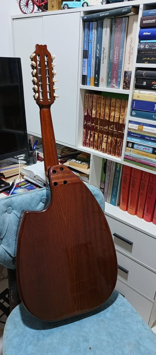 🎵🎶🎶للبيع عود تركي كهربائي/هوائي، مستخدم ونظيف وبحالة جيدة، ومناسب للعزف المباشر وكذلك التسجيل.

🔹 الصناعة: تركية 🇹🇷
🔹 مرتبط بـ Çankaya Müzik – Ankara
🔹 الملصق يحمل اسم Sadettin Sandal – Emekli Albay
🔹 عود تركي بتصميم وزخارف مميزة جداً
🔹 كهربائي + هوائي
🔹 يحتوي على نظام التقاط للصوت للعزف  على جهاز مضخم صوت
🔹 صوت العود الهوائي واضح وطبيعي
🔹 شكل مميز جداً وفتحات صوتية متعددة
🔹 العود مستخدم وليس جديد، والحالة موضحة بالصور
🔹 الإلكترونيات شغاله 100%

💰 السعر: 800 الف دينار عراقي
💬 قابل للتفاوض للجاد فقط
***********
العنوان ذي قار
توجد خدمة توصيل
