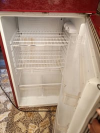 ،ثلاجه نظيفه بس  عوزها غاز السعر100الف رقم   07816561047