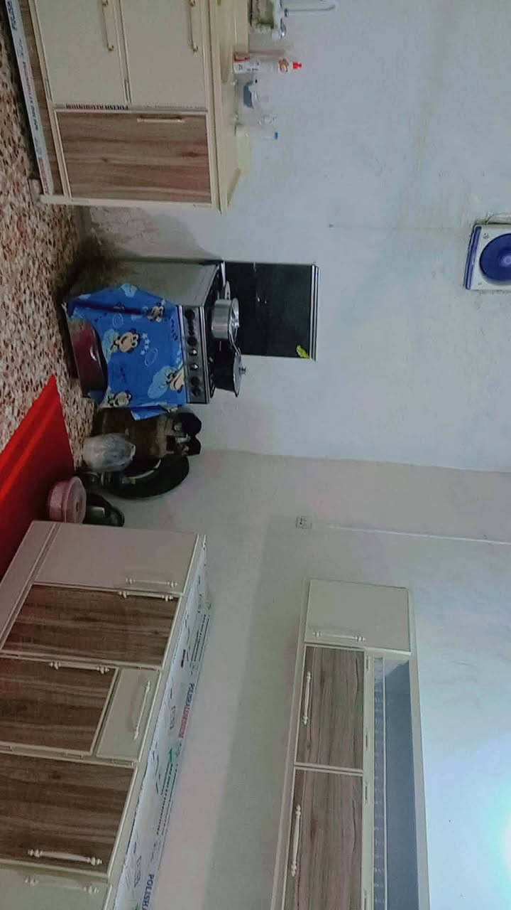 السلام عليكم بيت للبيع حله منطقة عنانه قرب مدرسة ثانوية الكرار
يتكون البيت من غرفة نوم واستقبال وكلدور ومطبخ وصحيات وطرمه مسقفه ومنور طابق واحد زراعي مكاتبه علما بأن المنطقة مفوضه بالطابو كافة الخدمات متوفره مساحة 170 م 

السعر 30 مع الغراض والغراض كلها جديده بي مجال أكثر استفسار اتصل بنا على الرقم ***********
