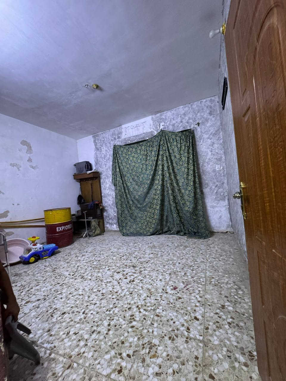 ، السلام عليكم بيت للبيع زراعي الشعلة شارع أبو هاتو البيت بناء سنه ٢٠١٨بناء البيت رفت ١٠٠مربع طابقين  بيت ركن معه كافه الخدمات من ماء وكهرباء كامل مكمل الطابق لأول  يحتوي البيت على استقبال الطول10mوالعرض اربعه سقف ثانوي معه مطبخ ×حمام#وغرفه نوم وتواليت خارجي 
الطابق الثاني يحتوي على ٣غرف وحمام وهول 
وبيتونه ملاحضه البيت يصلح لاستثمار الاستقبال تصلح محلات معه وجود درج خارجي يصل إلى الطابق الثاني السعر 130هاتف ***********
