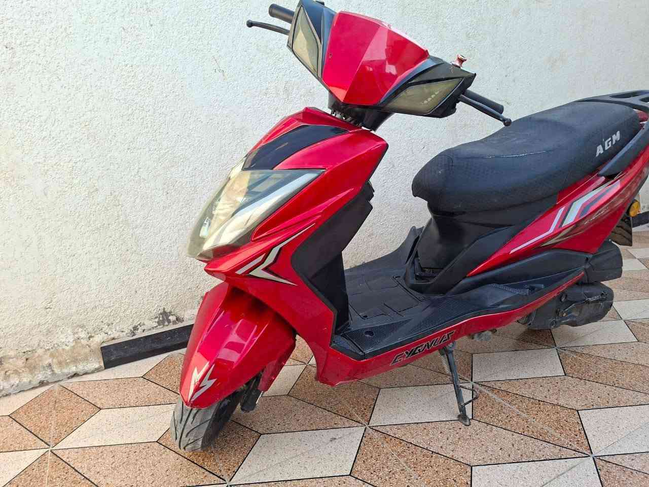 سلام عليكم دراجه سكنس Acmدراجه نضيفه شوفت عينك يحتاجله فقط تجفيت والسعر 450وبيه مجال للشراي 
مكاني البصره رقمي ***********
