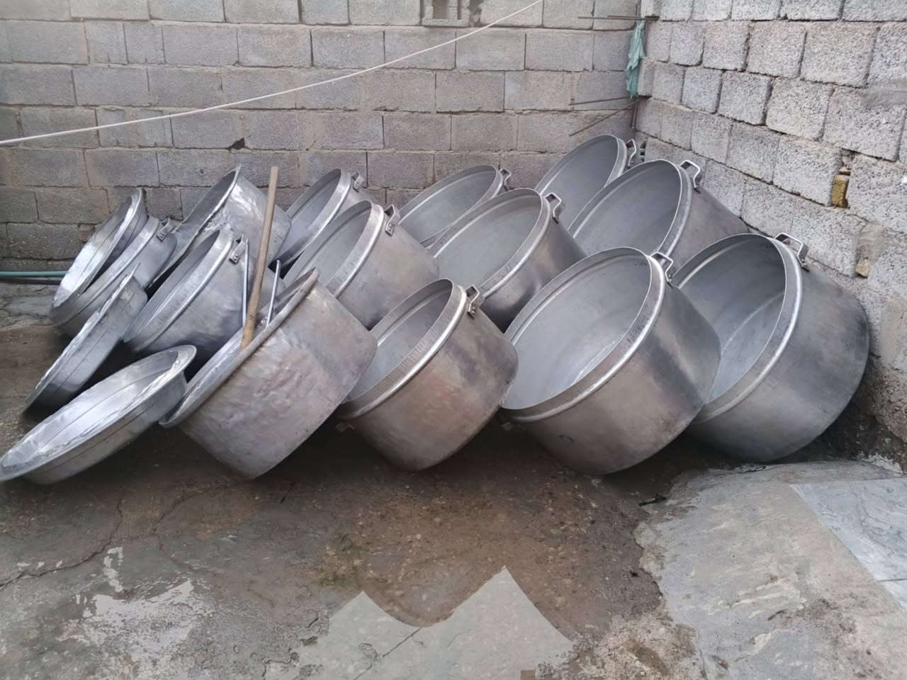 السلام عليكم  غراض مطبخ مناسبات البيع متكون العدد 12جدر ومصافي 3 وجفجير عدد 2   وطبخات6   الستفسار علا الرقم ***********
