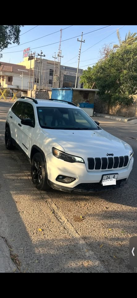 السلام عليكم
جيب شيروكي 2019 حادثها بنيد تبديل مع ركن الجاملغ صبغ وصور الحادث موجوده ماشيه 46 الف سيارة نظيفه وجاهزه مكينه وكير بالشرط  مكينة 4 سلندر والسعر 112  
للأستفسار الاتصال ***********
