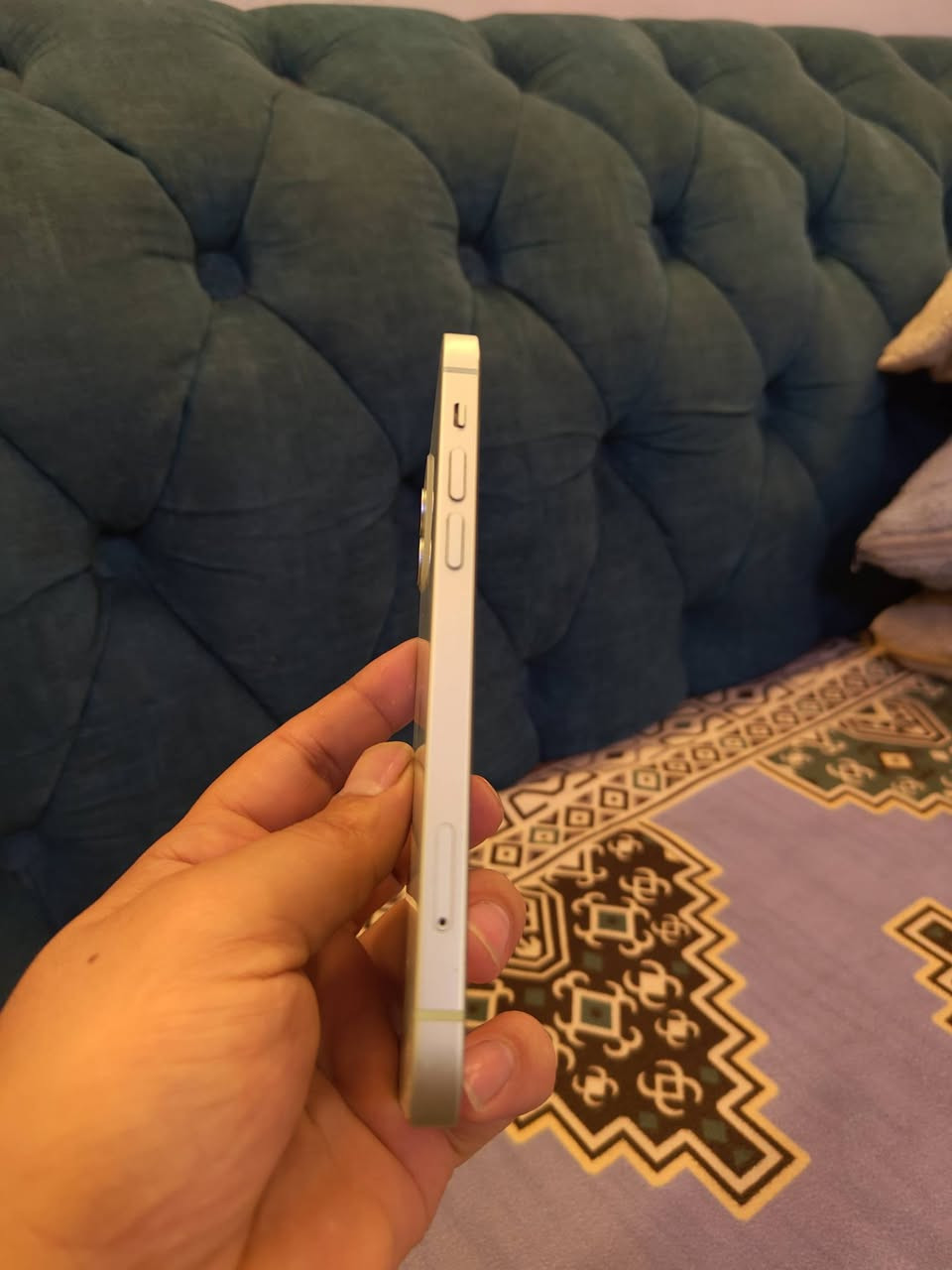 للبيع: آيفون 12 (iPhone 12)
 * الوضع: أصل بالكامل، ما مبدل بيه أي قطعة.
 * البطارية: 79%
 * النظافة: بيه فطر بالظهر فقط، والجهاز شغال 100% بدون أي مشكلة.
 * السعر: 250 ألف (وبيه مجال للطيبين).
بدون ملحقات 
للتواصل ***********
العنوان بغداد جكوك
