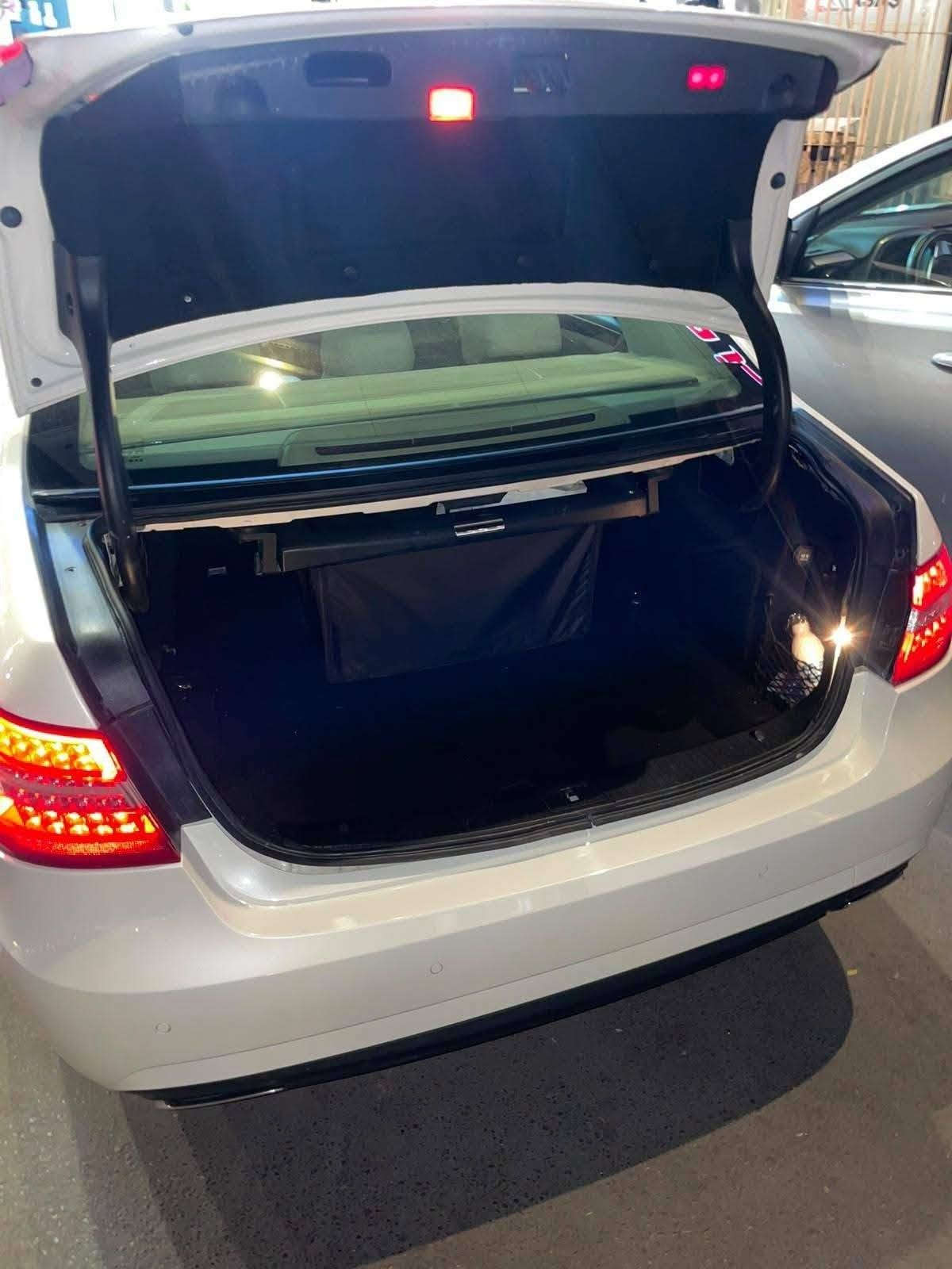 اللي يدور نظيف بسعر مناسب
مرسيدس E350_W212 موديل 2013 
اللون ابيض داخل بيجي 
السيارة شادلها كت AMG وياله AMG
رقم بغداد 
فول مواصفات 
فتحه سقف 
برده خلفيه كهربائيه
سستم صوت هارمن
سيدي جنجر مع شاشه عرض DVD بلادي
تحكمات كامله 
تدفئه كشنات 
كشن كهرباء و خزن ميموري 
البجم زنون 
السياره فوول مواصفات 
محرك V6_3500 CGI
كامله السياره واي نقص 
حادث خلفي بسيط اخت الكلين 
مكان السيارة بغداد الكراده 
للاستفسار *********** واتساب

نص مكتوب في الصور:
- 1.5 Tesla MFI *********** ***********