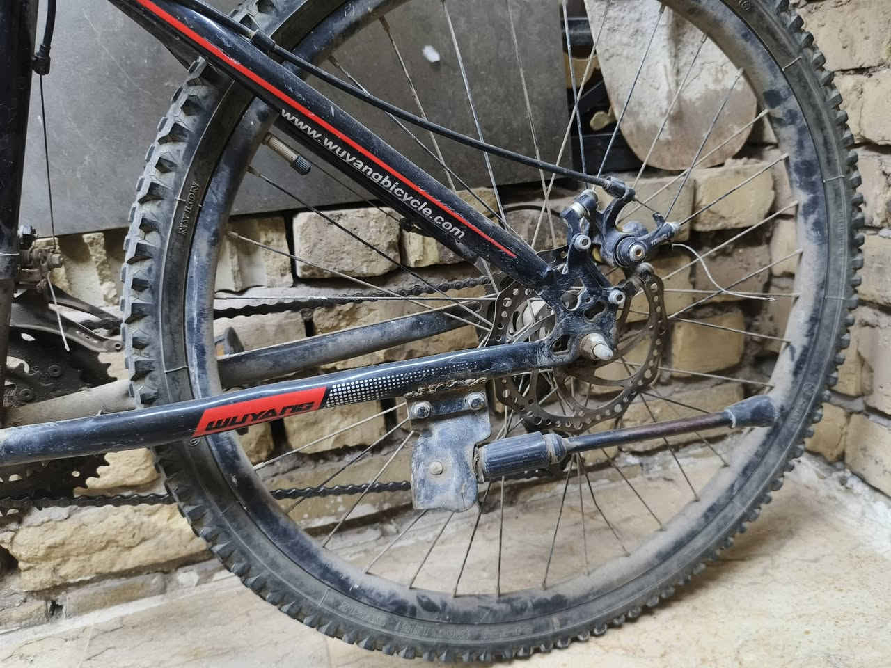 بايسكل جبلي للبيع 🚲الحالة: مستعمل
.المواصفات: بايسكل جبلي قوي يتحمل الأوزان
   .يحتوي على دبلات أمامية لامتصاص الصدمات
.فرامل ديسك (قرص أمامي)
مجهز بسلة أمامية معدنية لغرض المسواك أو الأغراض الشخصية. يحتوي على كشن طبي كبير مريح

.السعر: 125 ألف دينار عراقي (قفل أو بيه مجال بسيط للشراي الطيب)
الموقع: بغداد / المنصور
.للتواصل والاستفسار، يرجى مراسلتي على الرقم: ***********
