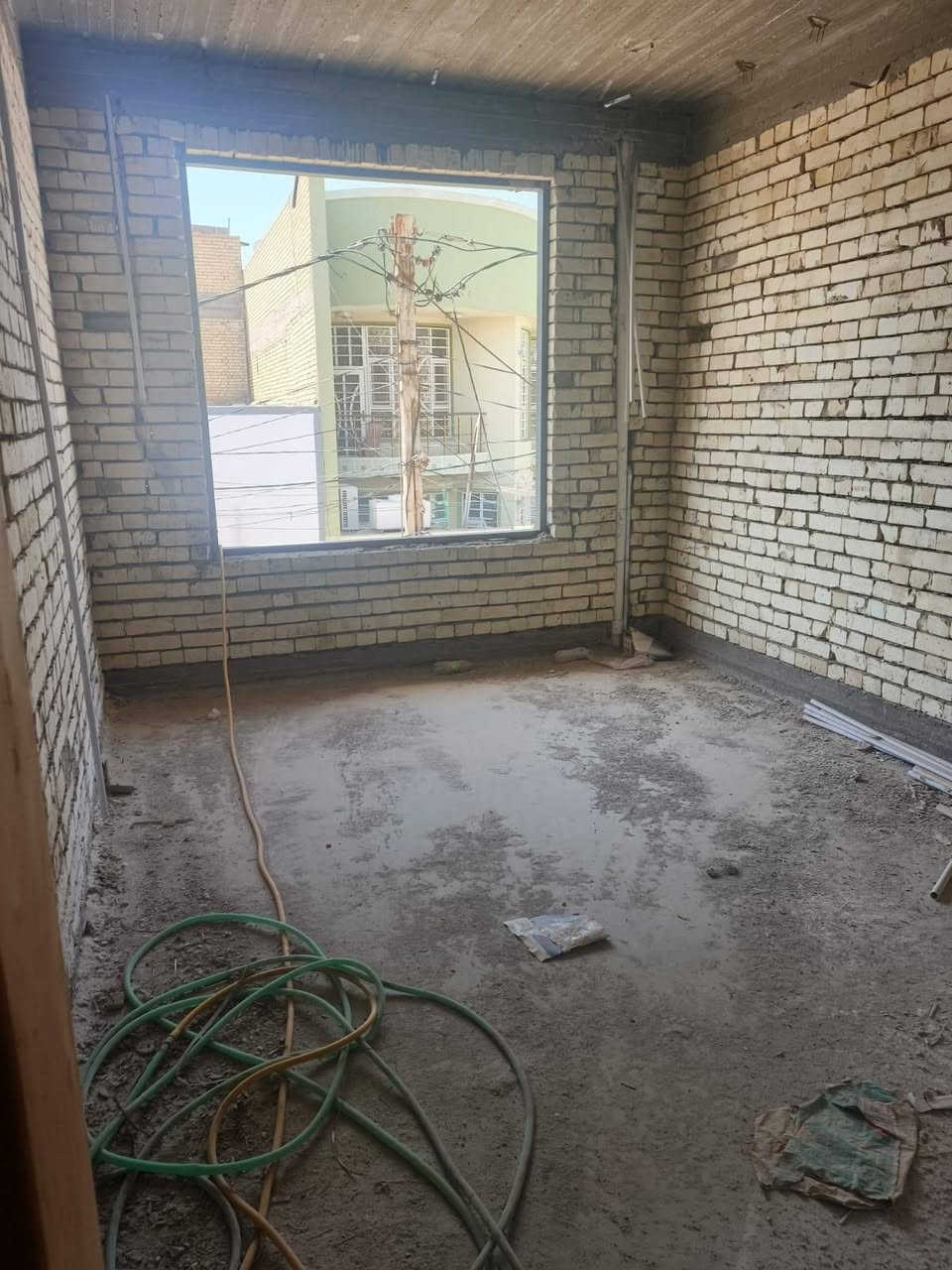 السلام عليكم بيت نصر مهندسين بالشريط 100 متره بيت هيكل يحتوي على مطبخ واستقبال واربع غرف السعر 230$ واتساب***********
