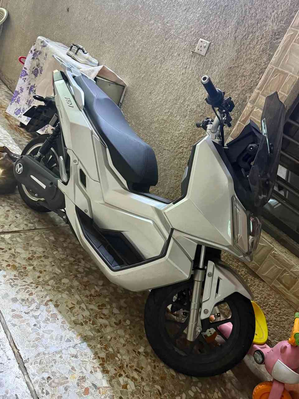 دراجة تي ماكس شحن 

ماشي بيهه يمكن سبوع وطبكتهه بالكراج بعد مطلعت بيهه ابدا 
شخط واحد مابيهه 

اخوان لحد يقارنهه بالدراجات الشحن السوكيه 
هيه بطارية ليثيوم تمشيك 120 كيلو الشحنه الوحده
سرعتهه 150 
حجم الملف 4000 واط مو 2000 ولا 2500 

الشاشه مالتهه tft يعني لاتعلك ولا بيهه اي مشاكل
بريكاتهه دسكات امامي وخلفي هيدروليكي 
اضائتهه led بالكامل امامي وخلفي 

وجامه حاجز امامي للهواء يصعد وينزل تتحكم بي 
الدبلات الخلفيه مزوده بغاز نيتروجين لتوفير ثبات وامتصاص للطسات 

شتريتهه ب3 ملايين و 500 الف وموجود المعرض الي شتريتهه من عنده ادزلك الرابط وتشوف سعرهه بعينك

 سعرهه خاص
مكانهه بغداد حي الجهاد 
***********
