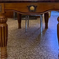 ميز مرمر • ١٥٠×٩٠×٧٧ • لوحات