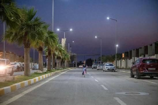 بيت للايجار مساحة ٢٠٠ متر طابق ونص بلوك ١٧ في مجمع جوهرة بغداد السكني، يحتوي على صالتين ومطبخ و ٣ غرف نوم / ٢ سويت. وخمس حمامات. بالاضافة الى حديقة داخلية وخارجية. 
المجمع متكامل من جميع الخدمات، حدائق وملاعب ومدارس ومطاعم وسوبر ماركت. الموقع بغداد الدورة / سريع الدوره الجديد يبعد ١٠ دقائق عن مول العراق.
الايجار ٦٠٠ الف. 
***********

