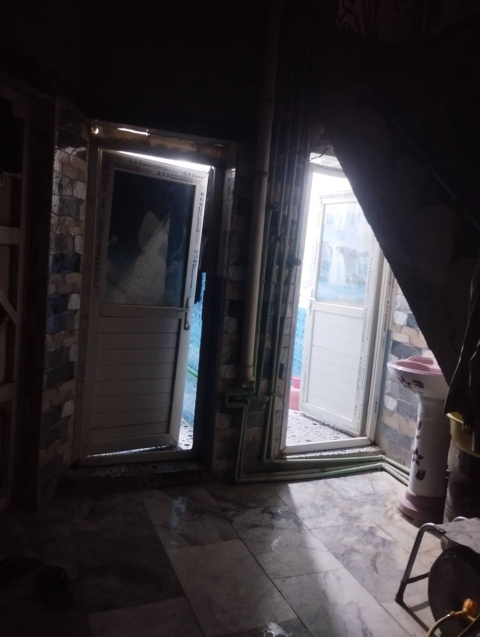 سلام عليكم بيت خلفي لبيع مساحه 100 طابقين طابق اول  يتوفر من ديوانيه صاله غرفه مطبخ منور صحيات درج بره طابق ثاني غرفتين صالحه مطبخ صحيات بنيان جديد دربونه متره ونص مكان ناصرية حي اور ثانيه شارع سبيس قرب مدرسه جماهير ع ساحه بيت حديقه بره ***********
او ***********
