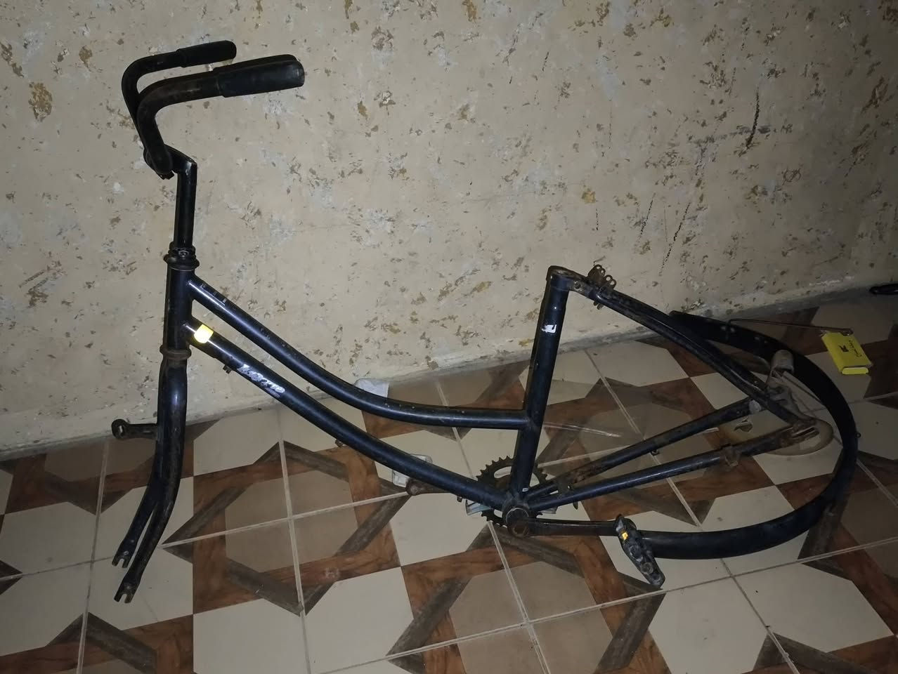 للبيع
ويلات اماميه 26 نضيفات 
ويل خلفي گير داخلي 26 بي بي لعب شويه
لشه موزه مارونيه وياه مكينه الأماميه ول دواسه ول سكان
و البايسكل الثاني 26
ول رصاصي كل شي ما بي اي نقص 
تواصل واتساب ***********
مكاني بلدروز
