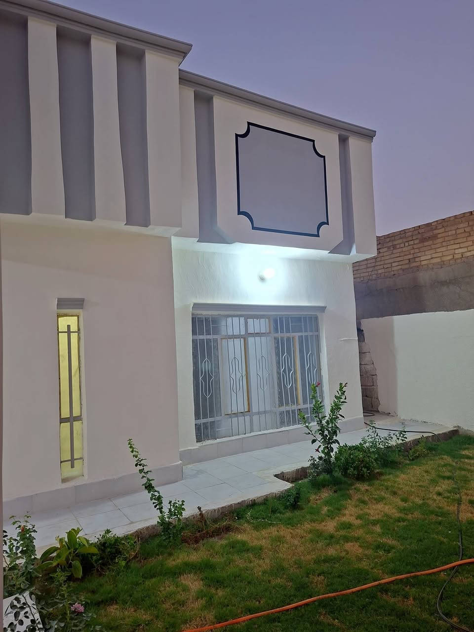 دار للبيع
🏡 دار للبيع (طابو ملك صرف) – تحويل مباشر 🏡
📍 الموقع: حي العسكري – خلف محكمة المحاويل.

📐 المساحة:
• السند: 250 متر مربع
• واقع الحال: 262 متر مربع

📜 السند والملكية: طابو ملك صرف (تحويل مباشر).

✨ تفاصيل البيت:
• 4 غرف نوم
• استقبال + كليدور
• صالة داخلية
• مطبخ
• صحيات داخلية + صحيات خارجية
• حديقة
• منور يدور حول البيت بالكامل

🔨 حالة البناء:
البيت مجدد ومرمم بالكامل (تأسيسات الماء، المجاري، والكهرباء والأرضية، حديثة وجاهزة 100% ولا توجد فيه أي ملاحظة)، النقص فقط سيراميك الطابق الثاني.

📞 للتواصل والاستفسار:
• الاتصال على الرقم: ***********
