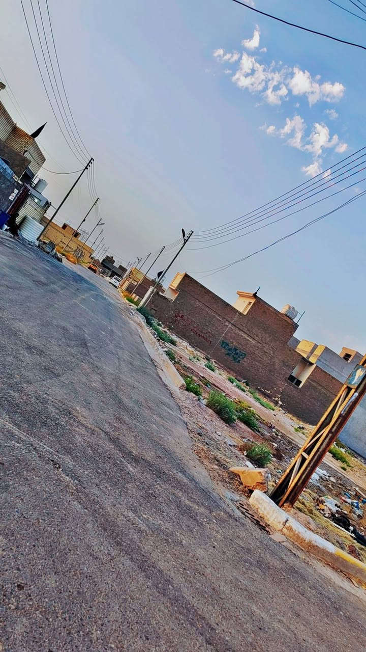 السلام عليكم/ قطعة ارض سند ٢٥ بيها اقرار محكمة اصولية
مساحتها ١٥٠م
واجها ١٠
نزال ١٥
خدمات متوفرة / نت ضوئي 
صيدليات / اسواق / انشائية
قرب مجمع سرايا السلام 
سعر مناسب
للاستفسار الاتصال
***********
