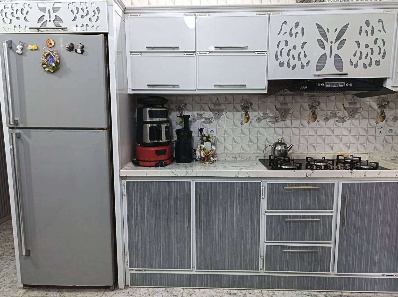 سلام عليكم
كاونتر لبيع اخو جديد
مع مرشحه وطباخ وثلاجه 22قدم وضع شركه لبيع سعرها مليون وبي مجال شراي يخابر *********** عنوان كركوك

