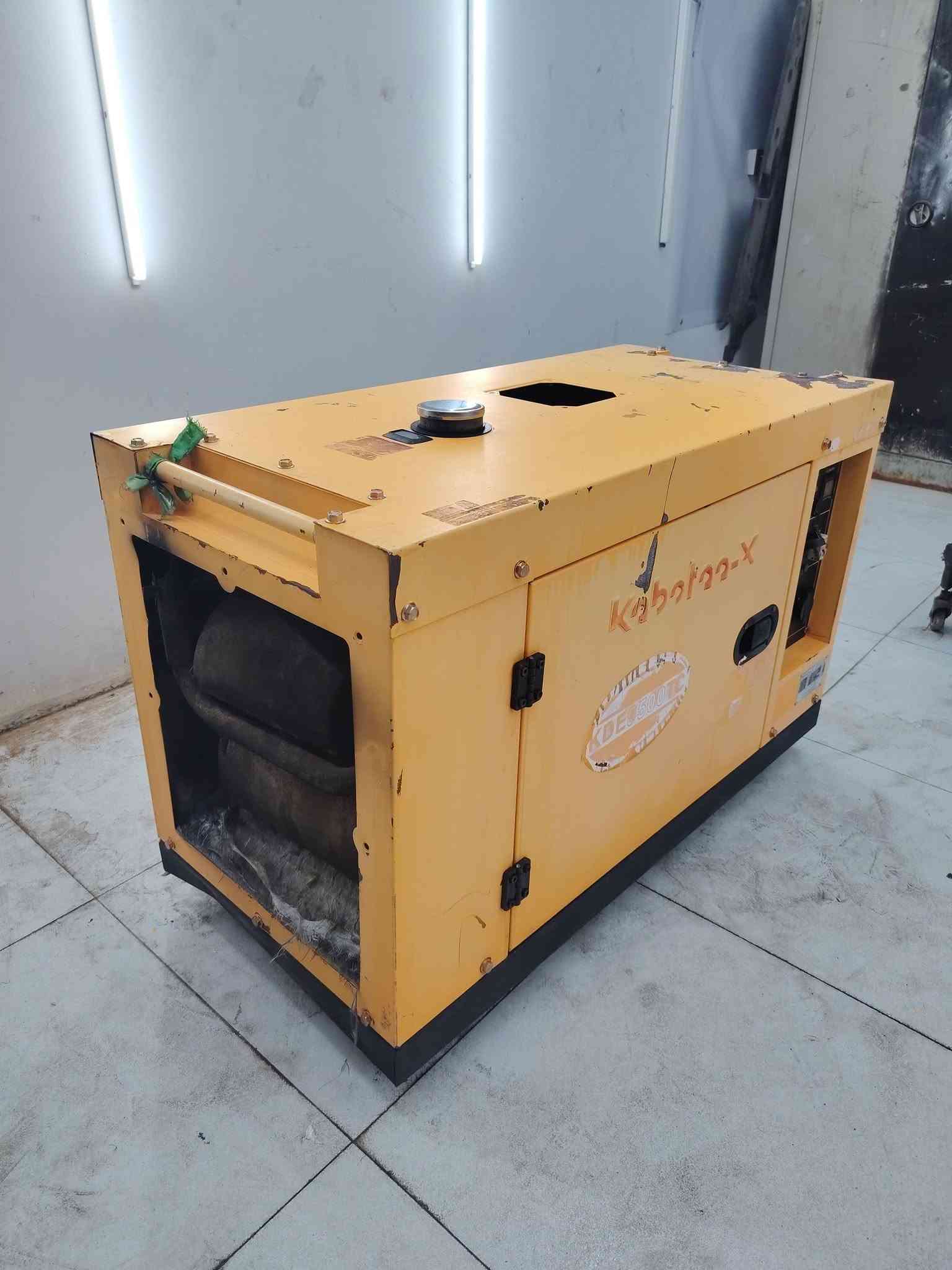 للبيع مولدة كاز كاتم كابوتا الاصلي الاصلي  المولدة بلادية
30 امبير        KV 7.5 
المولدة بلادية ونضيفة على وضع الشركة اصراف ماكو
استخدام قليل عند الحاجة فقط المولدة مامتعوبة 
السعر ٩٥٠ الف المكان نجف استفسار اتصال ***********
