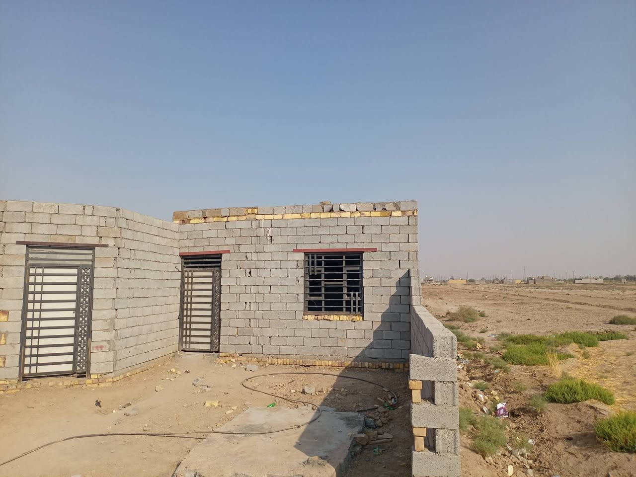 السلام عليكم
بيت زراعي للبيع 200 متر على طريق ابو الماش يحتوي على غرفتين + صاله + مطبخ + ديوانية. غرفة وديوانيه ومكان الدرج مكشوف، صحيات داخليات كاملات وصحيات خارجيات غير كاملات لا يوجد سياج للبيت، يبعد عن الشارع 400 متر. السعر خاص
رقم تلفون المالك ***********
