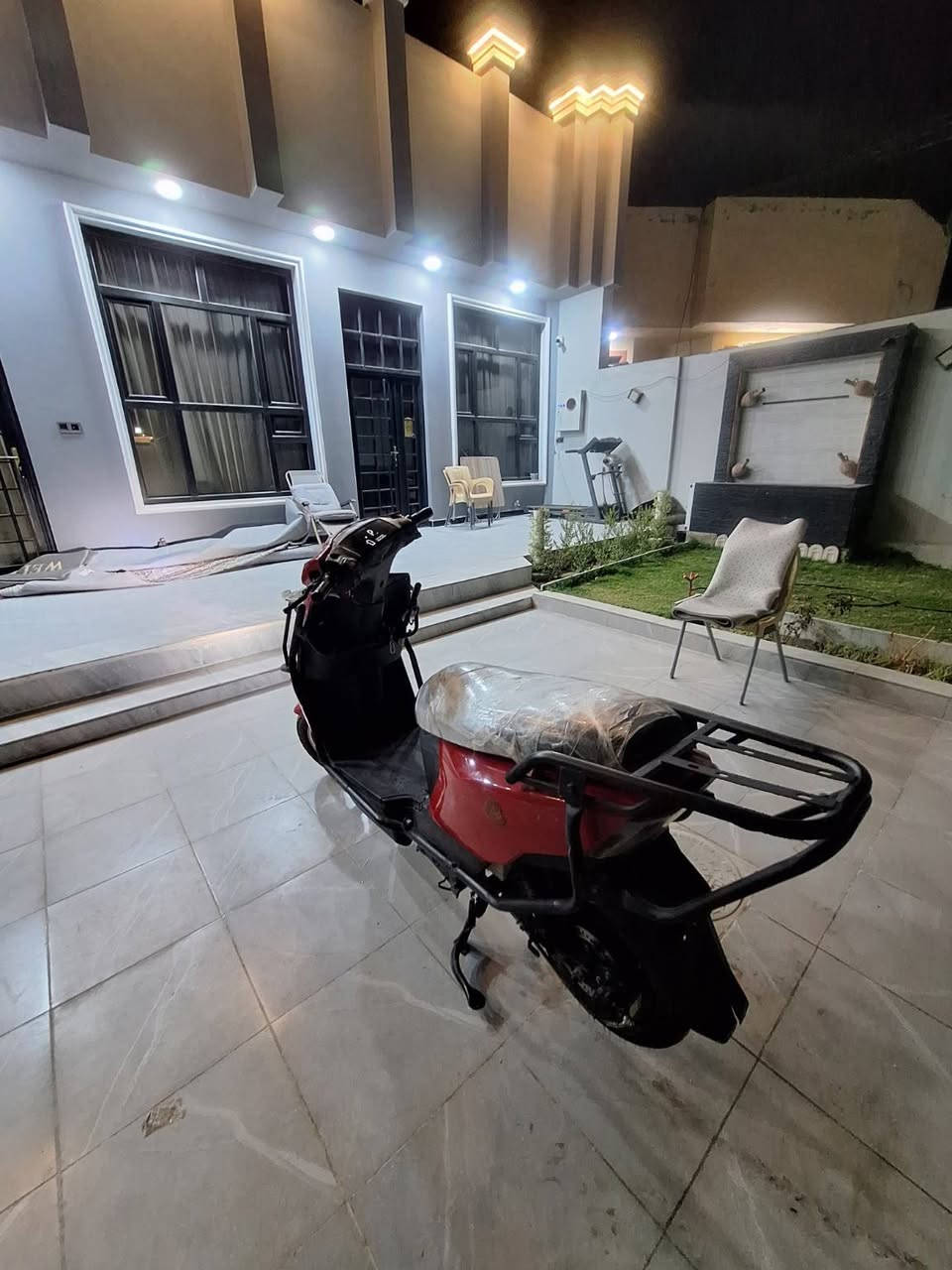 🏍️⚡ دراجة شحن كهربائية للبيع ⚡🏍️
💰 السعر: 450 ألف وبيه مجال قليل
✨ دراجة شحن كهربائية نظيفة ومرتبة، مستخدمة من سنة 2025.
⚡ المواصفات: 🔹 موتور 1000 واط
🔹 فولتية 72 فولت
🔹 تمشي تقريبًا 50 كم بالشحنة حسب الاستخدام 🛣️
🔹 السرعة توصل تقريبًا 60–65 كم/س 💨
🔹 بيها أوراق ورقم شاصي 📄
🔹 الشاحن موجود 🔌
🔹 التايرات بحالة جيدة 🛞
🔹 الكرسي مغلف ✨
🔋 البطاريات بحالة جيدة نوعًا ما
🔧 الملاحظات: ⚠️ الإشارات ما تشتغل
⚠️ ضوء البك ما يشتغل
⚠️ الإنارات ما تشتغل
✅️ شادله بلاجكتور ثلجي
📍 المكان: النجف – مقابيل قرية الغدير
📞 للتواصل: ***********

