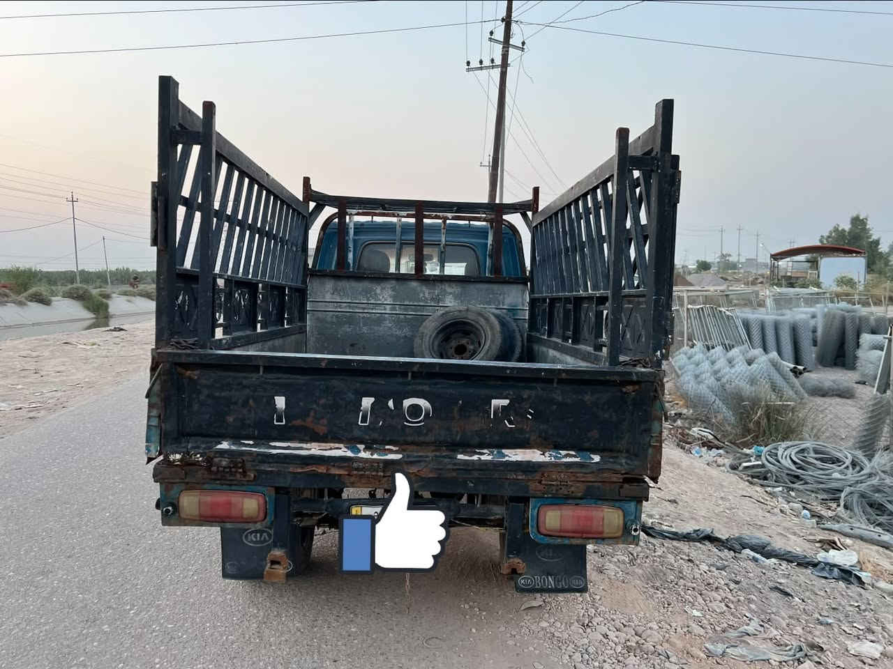 كيا حمل موديل 2000
رقم بغداد 
السعر 50 وبيها مجال 
للاتصال ***********

نص مكتوب في الصور:
- ***********