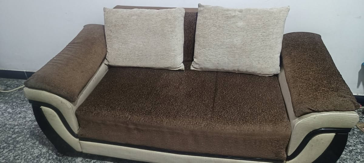 سلام عليكم
تخم قنفات للبيع تركي 🛋️
10 مقاعد  ... 2 كبيرة .... و 1 وسط + 2 ام النفر 
رايده ب 175  الف وبي مجال .
📌العنوان / بغداد حي الجامعة 
هاتف /***********
