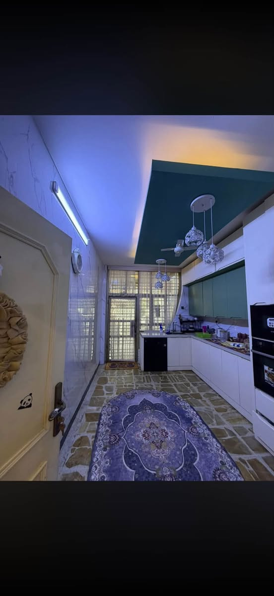 السلام عليكم
بيت ١٥٠ متر
شعب ضباط خلف كلية الامام الكاضم
 طابق الاول مطبخ حار بارد استقبال حولي
شلال داخل للبيت وغرفة نوم وصحيات داخلية وخارجية
طابق ثاني ٣ غرف نوم وصحيات
طابق ثالث مخزن +غرفة سندويج
سعر ٤٢٥ بية مجال
***********يرهم مراوس مع لفرق
