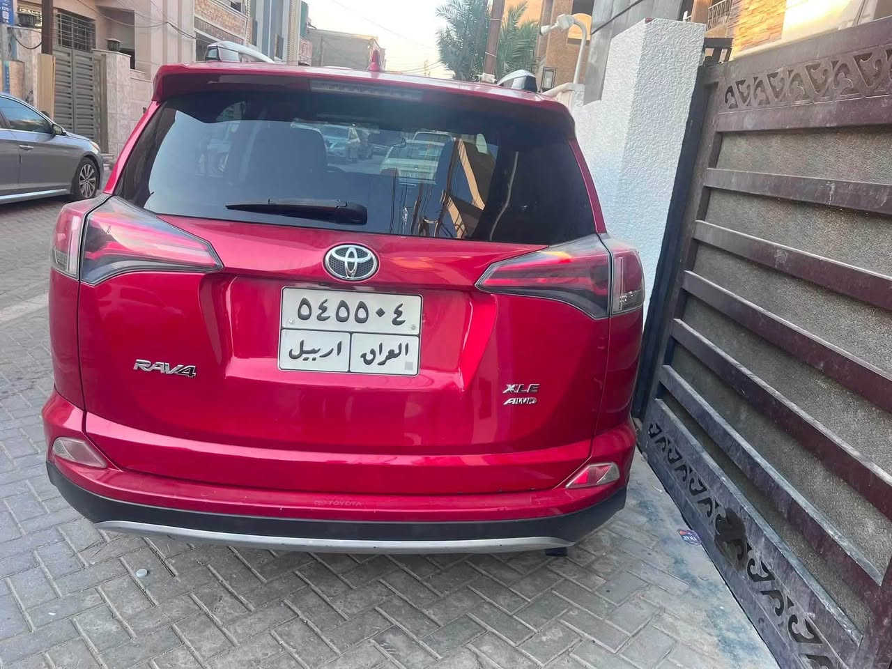 � للبيع تويوتا RAV4 موديل 2017

* الموديل: Toyota RAV4 2017
* اللون / أحمر
* مواصفات xle 
* الممشى: 134,000 كم
* الحادث: كانت حادثة جاملغ وتم تصليحها
* : إيرباك دركة + بردة مبدلات
* رقم اربيل 
مكان سيارة بغداد حي الجامعة
سعر 138 ورقة
***********

نص مكتوب في الصور:
- 2017 فول مواصفات