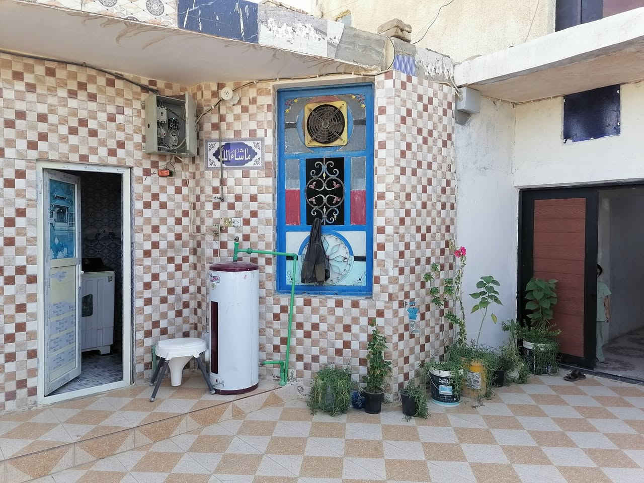 السلام عليكم بيت للبيع حي المعلمين منطقة الالبان الشارع الرأيسي خلف المنتزه ريس تايم طابو صرف مساحة ١٢٠ م  +طارمة ٨×٦ يعني اتصير المساحة ١٨٠ م كونكريت طابقين الأرضي ديوانية وصالة وغرفتين وصحيات الطابق الثاني ٣غرف+صحيان +مطبخ البيت يباع معة الاثاث السعر ١٧٥ للاستفسار ***********
