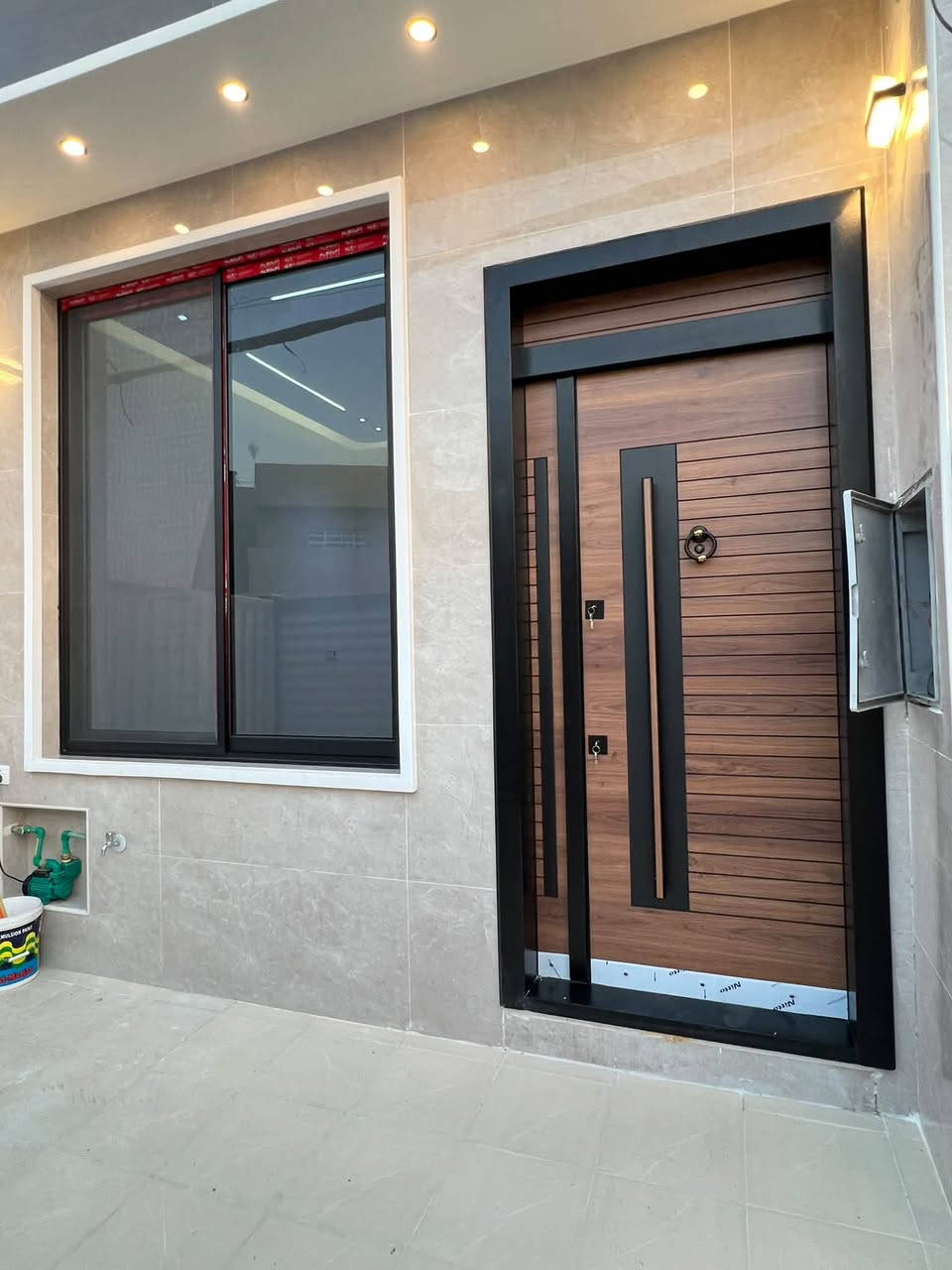 دار للبيع بمساحة 60 متر تصميم حديث و شغل درجة اولى🏠
📍موقع البيت حي الجهاد منطقة الضباط - قرب  4 شوارع

تفاصيل البيت ⬇️
واجهة 4/70
➖ طابقين ونص.
➖ الداخل 4 غرف نوم واسعة.
➖ صالة الاستقبال 
➖ مطبخ مرتب
➖ حمامين بنظام حديث

التشطيبات والمواد ⬇️

➖ الواجهة تغليف بورسلين.
➖ الأرضية مرمر عماني
➖ الشبابيك ألمنيوم عازل بجودة ممتازة.
➖ ديكورات داخلية

📌 للاستفسار و معاينة البيت ميدانياً

الاتصال على الارقام ابو يوسف ***********
