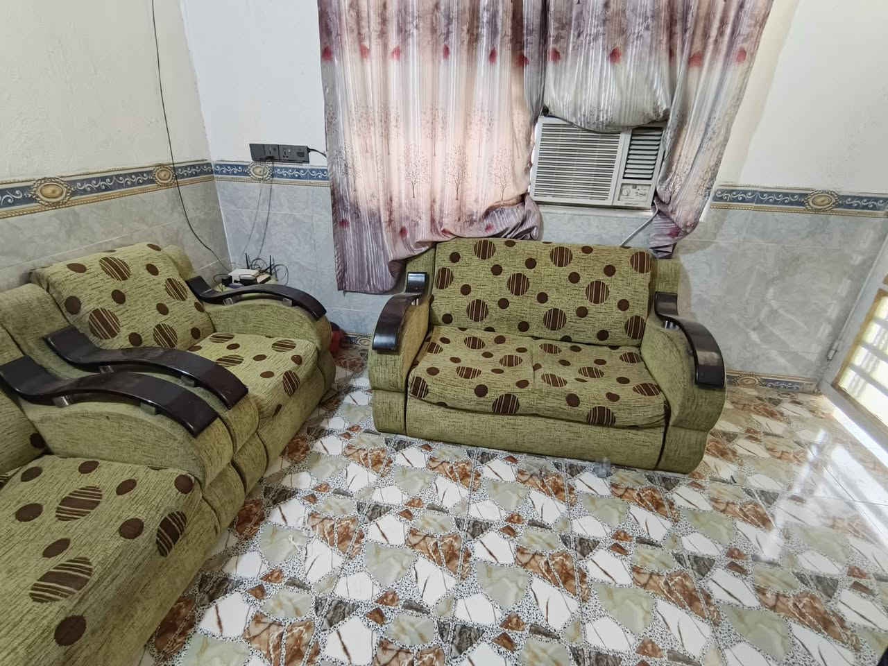 السلام عليكم.. تخم نضيف شكلين ثنينهم ب 300 الف وبيهن مجال بسيط
ثلاجه حجم وسط من النوع القديم وتجميدها فول ب 90 الف 
 اي استفسار موجود واتساب ***********

