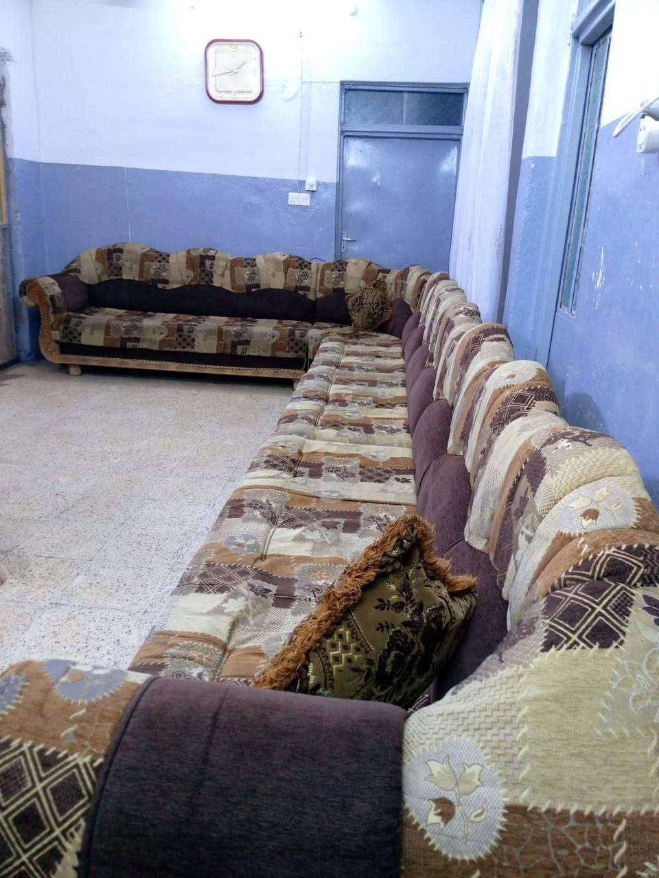 ديوان للبيع ٨ أمتار 
خشب عراقي ثقيل 
السعر ٢٠٠ 
عنوان موصل حي عدن 
تواصل ***********
***********
