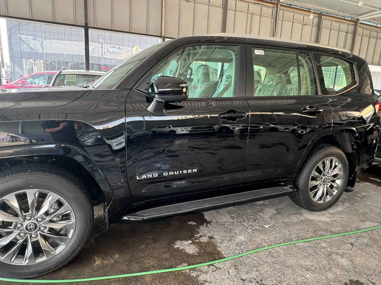 السلام عليكم لاندكروز وكالة SAS بعده بضمان الشركه موديل 25 GXR تنفس طبيعي ماشيه 20 على وضع الوكاله مغلفه كله ppf خاليه من اي ملاحضه بأسمي تحويل مباشر السعر 72500 موقعنا معارض البياع معرض الاصدقاء ***********
