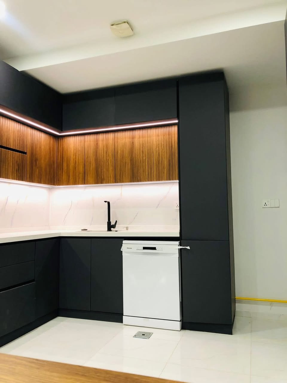 شقة للايجار في مجمع الروان السكني 
 مجاور كليه الرشيد
 طابق 12 عمارة r6 
  اطلاله خارجية 
   200 متر 3  غرف نوم 3 حمام ومطبخ مجهز كامل مع السبالت 
 ***********
