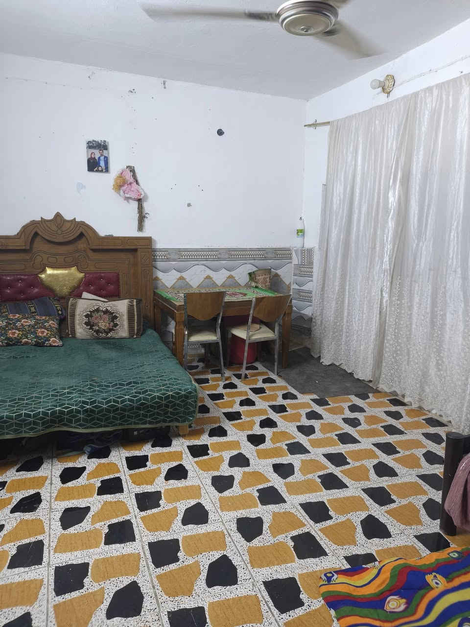 بيت حواسم للبيع مامعوض بل دبيسات قرب كراج بغداد كله سيراميك وكاشي نضيف كلشي مابي مساحه 200 لستفسار عل رقم ***********
