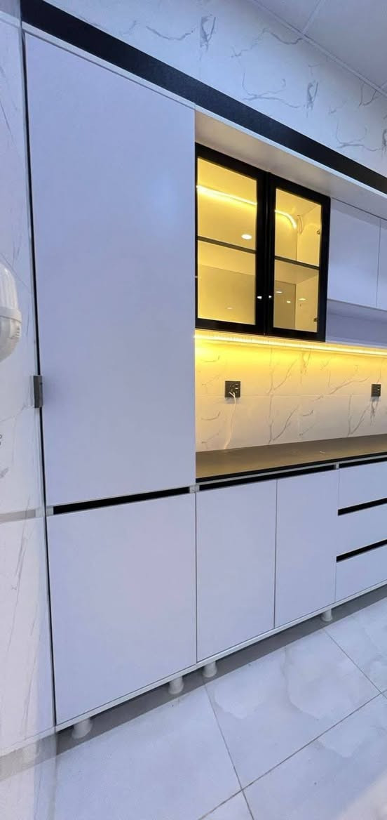 ***********
شراي يراسلني واتساب 
كاونتر خشب mdf قبل شهرين اخذته بعده جديد الله شاهد كاونتر وملحق مترين مع فاترينه عدد2  والسنك مع ملحق متر ونص العنوان بغداد الحريه الاولى
