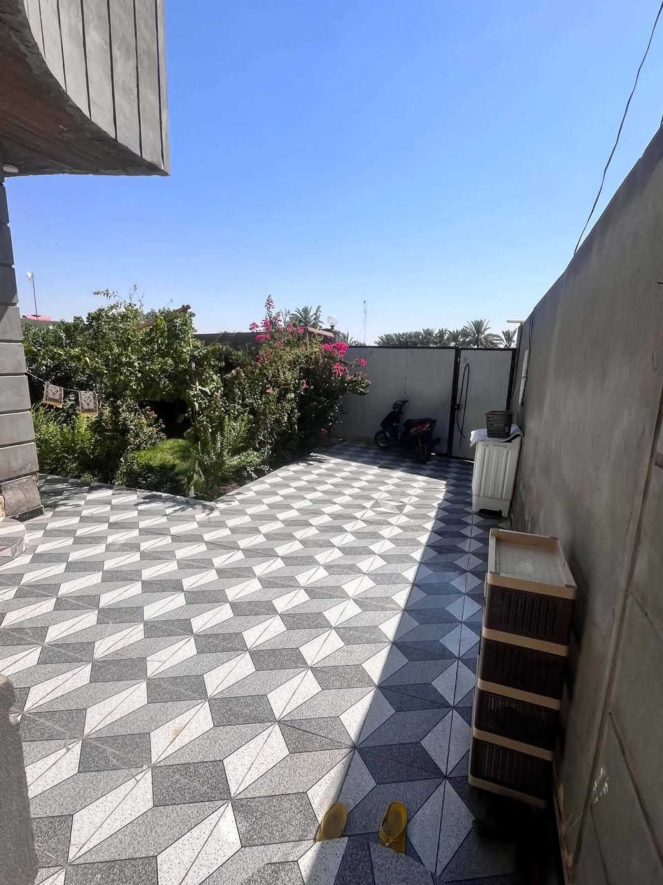 🏠 بيت للبيع - ركن مميز
📍 الموقع: في الخمسه دولم

* [طريق الدغاره]
* يبعد عن الشارع الرئيسي مسافة 200 متر فقط.

📄 السند القانوني:

* طابو صرف عثماني.

📐 المساحة والبناء:

* مساحة البيت: 260 متر مربع.
* نوع البناء: كونكريت (صب مسلح).
* التصميم: بيت ركن.

🛌 التفاصيل الداخلية والخارجية:

* الغرف: 4 غرف نوم (2 في الطابق الأرضي + 2 في الطابق العلوي).
* المرافق الأخرى: صالة واسعة.
* المطبخ:  (حار + بارد).
* الحمامات: مجموعات صحية داخلية وخارجية.

📞 للتواصل والاستفسار:صاحب العقار: ***********

* * أو المراسلة عبر الواتساب مباشرة.: [ ***********]
