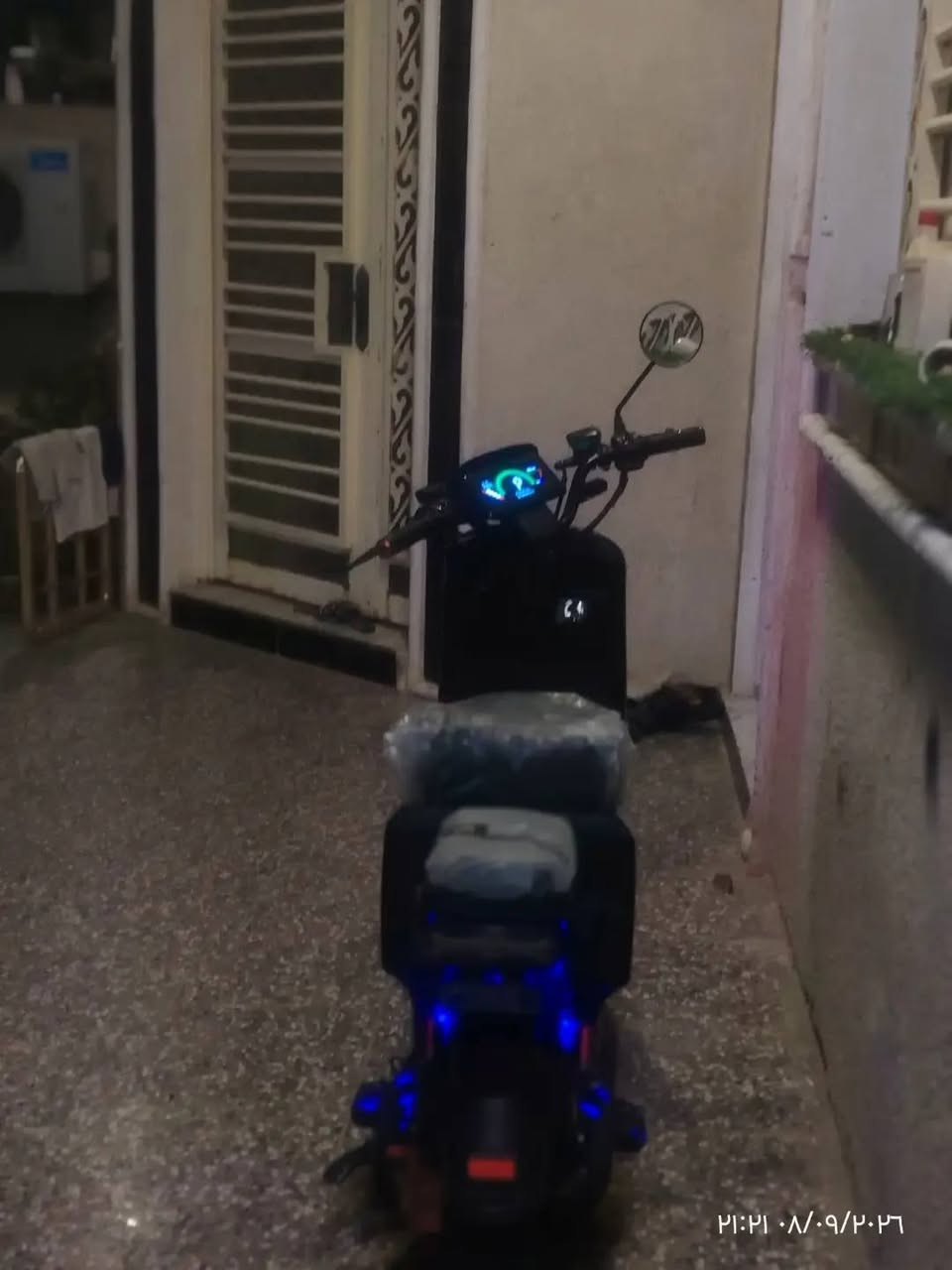 السلام عليكم دراجة R7 للبيع السرعه 109 اشاير يمنه يسره دبل اشاره الدراجه واحد ع واحد السعر325 بيها مجال قليل حك الجيه العنوان حله حي العسكري رقم ***********
