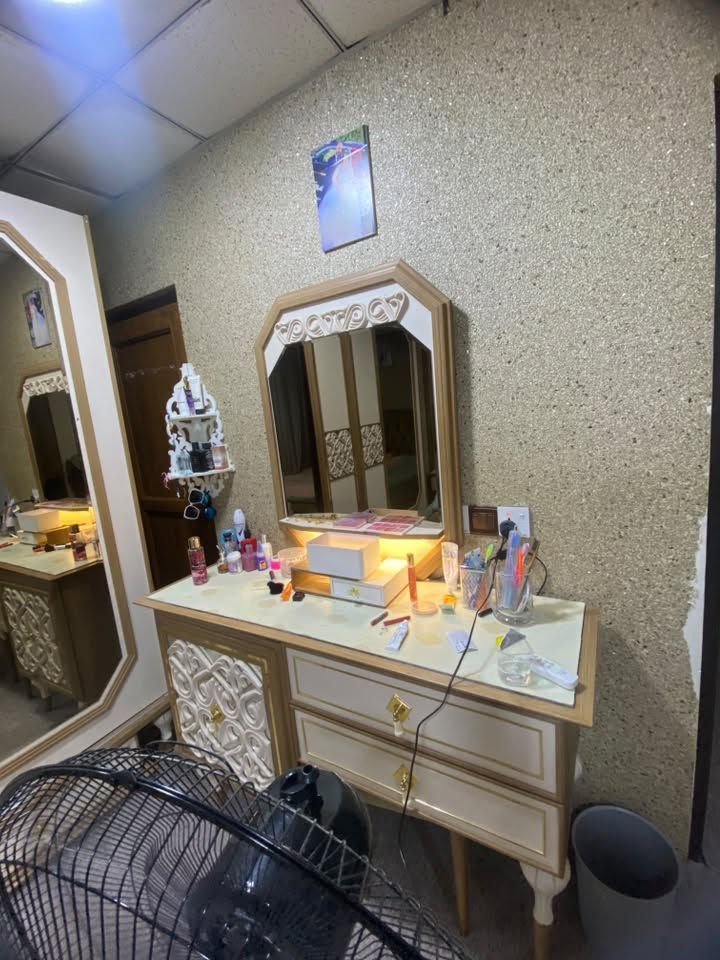 غرفة نوم للبيع التواصل على الرقم ***********
