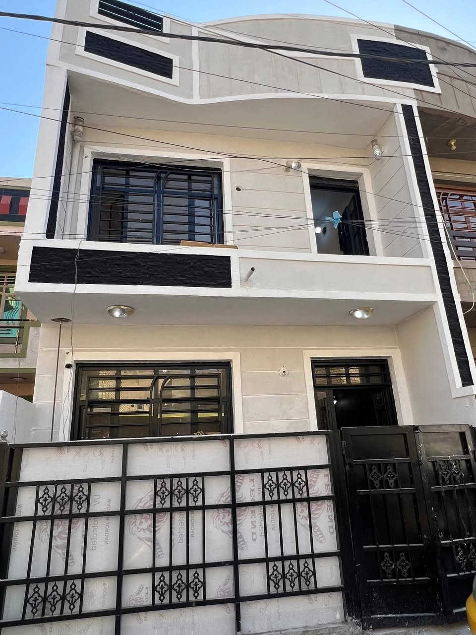 مشتمل للبيع في الدورة موقع مميز وبناء حديث مكون من ثلاث طوابق يحتوي على ٣ غرف نوم وصالة والملحقات للبيع بسعر مناسب قياسا بمواصفاته و موقعه المميز سعر ١٠٠ مليون....موقع مميز قرب جسر الميكانيك في الشارع الخدمي المحاذي لسريع الدورة من جهة الميكانيك بحيث يبعد عن السريع ٢٠٠ متر مساحته ٥٠ متر واجهة ٥ ونزال ١٠ متر طابو زراعي سند ٢٥ اقرار محكمة موضح امامكم موقع الدار....صور و فيديو البيت بالمنشور....للاستفسار على الرقم *********** / *********** /***********
