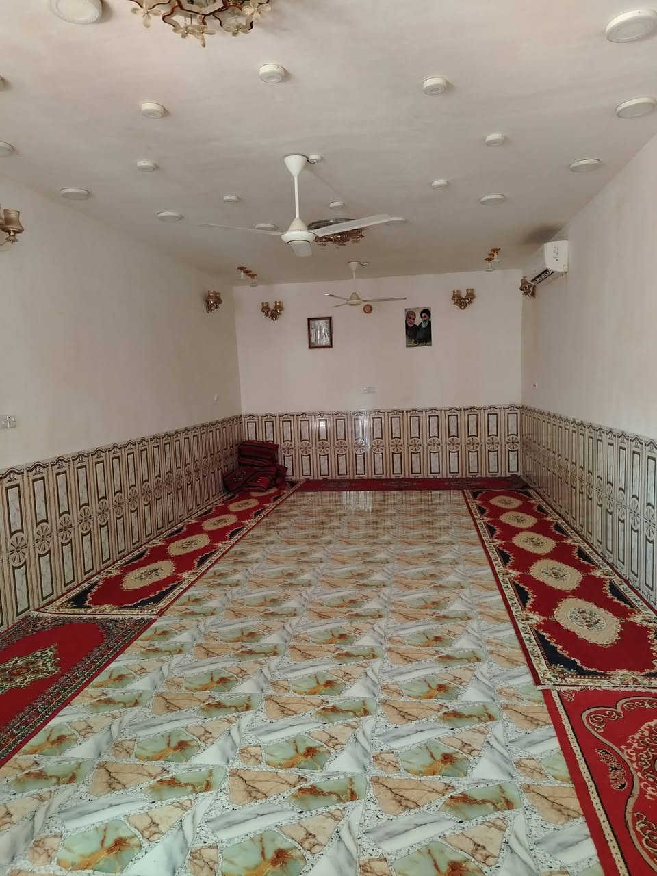السلام عليكم
بيت للبيع في كوت الدجيلي كيلو ٢٩  
طابو صرف على شارع عام متوفره جميع الخدمات 
مدارس ومستشفيات المساحه الكليه 450م 
والي مسجله بلسند  364م 
طابق اول كامل والطابق الثاني هيكل فقط بناء 
متكون الطابق الاول من 
غرفتين نوم .   6/4٫20
وصاله     9/4
وهول.   5/4
ومطبخ داخلي. 7/4
ومطبخ خارجي    6,50/4
وستقبال.  11/4,50
وحمام داخلي.   3/2
وصحيات خارجيه 
والطابق الثاني متكون من 3غرف نوم وصاله
السعر ٩٥ وبي مجال بسيط 
الاستفسار اتصل على الرقم
***********
