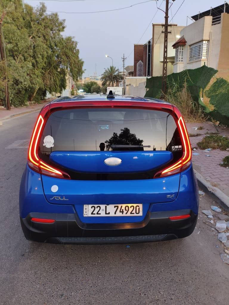 كيا سول 2020 فئة EX محرك 2000 DOHC (سبورت + رادارات) - رقم أربيل - بحالة ممتازة
📝 تفاصيل الإعلان:
🚗 كيا سول (Kia Soul) موديل 2020 - فئة EX
سيارة منزلية وعملية، تجمع بين القوة والاقتصاد بالوقود، نظيفة جداً وبحالة ممتازة وجاهزة للمشي بدون أي مصاريف إضافية.
🔹 أهم التفاصيل:
الموديل: 2020
الفئة: EX (فول مواصفات)
المحرك: 2000cc DOHC (أداء قوي وسلس جداً)
المسافة المقطوعة (الماشية): 165 ألف كم (مشي حقيقي وصيانة منتظمة)
المحرك والجير: بحالة ممتازة جداً، تبريد ثلج، وميكانيك متناسق 100%
صرف الوقود: اقتصادية جداً وعملية للاستخدام اليومي والسفر
ملاحظة ميكانيكية: السيارة بدون حجر بيئة
الحالة العامة: بشرط الفحص (مكينة، جير، وشاصي)
✨ مواصفات فئة EX (أنظمة أمان وقيادة كاملة):
⭐️ وضعيات القيادة: نظام أنماط القيادة المتعددة Drive Mode مع وضعية Sport Mode لأداء رياضي وتسارع ممتاز.
⭐️ أنظمة الأمان والرادارات الذكية:
رادار أمامي: لمنع الصدمات والتنبيه المبكر من الحوادث.
رادار جانبي: لمراقبة النقطة العمياء (Blind Spot Detection).
رادار خلفي: للتنبيه من حركة المرور عند الرجوع للخلف.
نظام تحذير: عند الخروج عن المسار (Lane Keeping Assist).
⭐️ الشاشة والتكنولوجيا: شاشة لمس كبيرة تدعم Apple CarPlay و Android Auto + كاميرا خلفية بدقة عالية.
⭐️ الراحة والقيادة:
مثبت سرعة (Cruise Control).
كوشن سائق كهربائي مع تدفئة للكوشنات.
مقود (استيرن) جلد مزود بتدفئة وتحكم كامل بالصوت والأنظمة.
⭐️ المواصفات الخارجية والإنارة:
إضاءة خلفية (باك لايت) LED بالكامل بتصميم عصري وجذاب.
ويلات ألمنيوم (جنوط) قياس 17 إنش أصلية.
إضاءة LED نهارية وكشافات مهيأة للرؤية بالضباب.
⭐️ الميزات الإضافية: شاحن وايرلس للهواتف الذكية، تشغيل بصمة / دخول بدون مفتاح (Keyless Entry)، ومنافذ USB متعددة.
📄 الأوراق والسنوية:
الرقم: أربيل
السنوية: باسم شركة (الوكالة أو التحويل مضمون وجاهز فوراً)
الأوراق: كاملة ومكفولة 100%
💰 السعر المطلوب: 110 ورقه 
📍 المكان/الموقع: بغداد
📞 للتواصل والمُعاينة: *********** (متاح اتصال أو واتساب) بغداد, العراق
