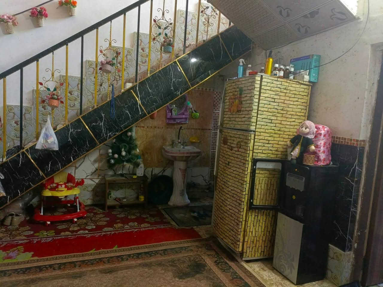 السلام عليكم دار للبيع مساحه 150 متر
محتويات الدار غرفت نوم 4×4

ولغرفه الثانيه هم 4×4

وغرفه ثانيه 6×3

 موقع البيت بابل سكندريه حي الامير قرب المدرسه الصينيه

كافت الخدمات ولبيت صاير مقابيل المدرسه البيت واسواق وكافت الخدمات موجوده واسواق قريب عل بيت البيت بسعر 88 +البيت مطلوب عل مبادره +البيت طابو صرف

***********
