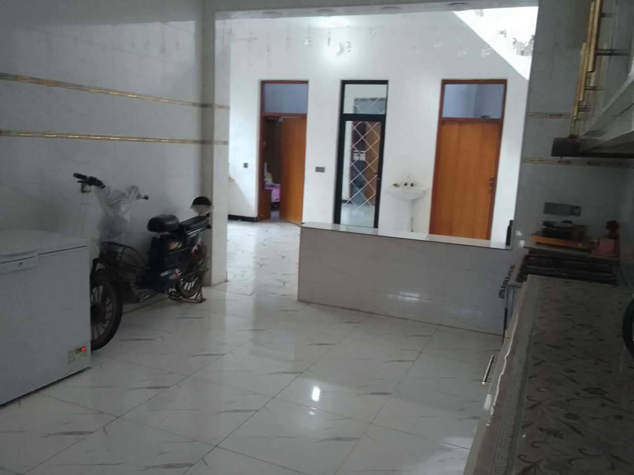 بيت حديث البناء مساحه 200مترالبانوروما جهةالجامع زراعي خدمات كامله مجاري رئيسيه انترنيت ظوئي تبليط
بناء طابوق 
قاط واحد 
واجهيه 10
نزال 20
غرفه نوم 4*4
 نوم 5*4
صاله 9*4
مطبخ 7*5
دوانيه 6*4
حوش 10*5 السعر 100وبي مجال‏‪***********‬‏
