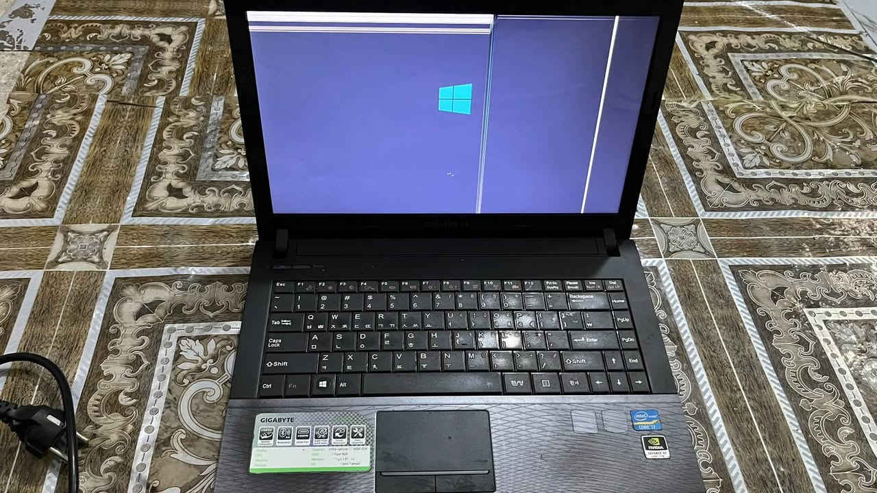 لابتوب gigabyte
المواصفات i7 gen 3 
الكرت مال شاشة gefore gt 630m
ورامات 8 
و hdd 300gb
ما مفتوح بس الشاشة بيها خطوط لانو سديتة قوي بس مياثر على الابتوب  الهارد ضارب شويه بس يعمل عادي و البطاريه تبقه ساعه تمام  والماوس عطلان يرادله ماوس 
وتوصيل موجود مكاني بلشعلة بغداد 
الرقم واتساب فقط و خاص 
***********
