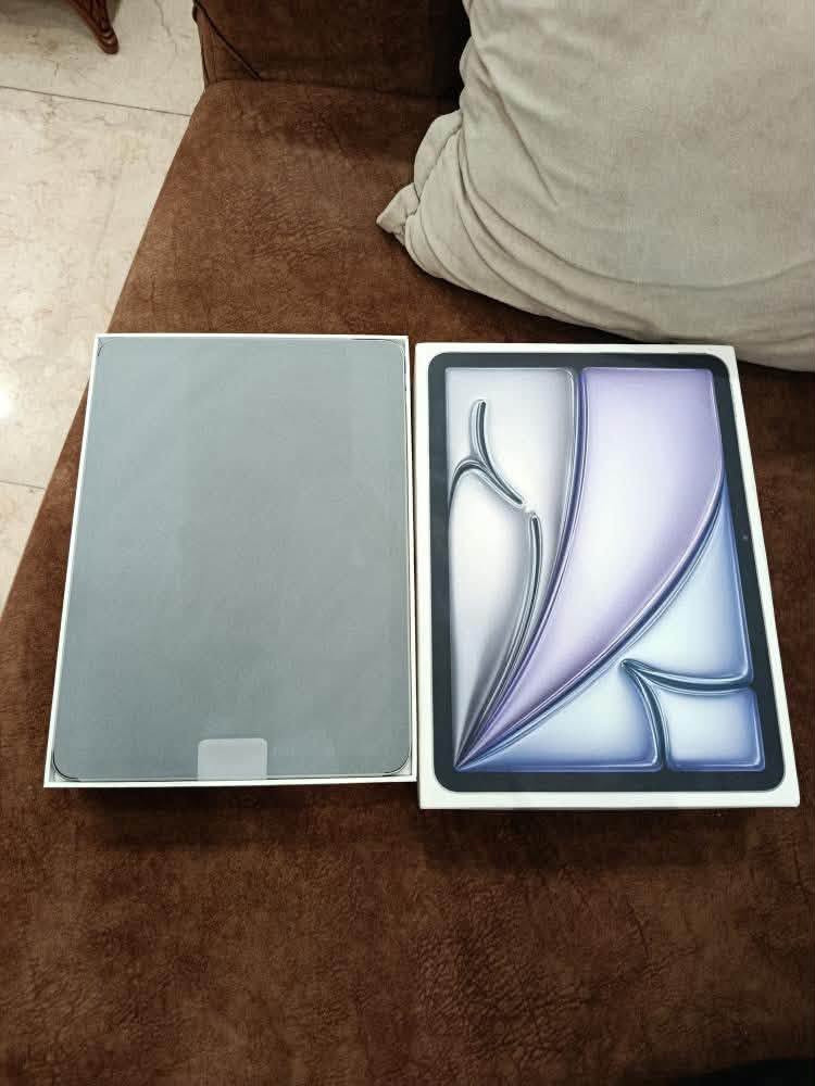 Ipad air 2025 air 11 inch 
ايباد اير ٢٠٢٥ للبيع 
بعده جديد نضافة فول ١٠٠٪؜ 
بطارية 94 
مشحون 100 مرة بس
ذاكرة 128 
مكاني بغداد حي تونس
السعر 600 الف 
***********

